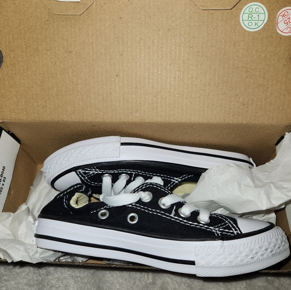 Kids Converse 11.5 - Picture 3 of 5